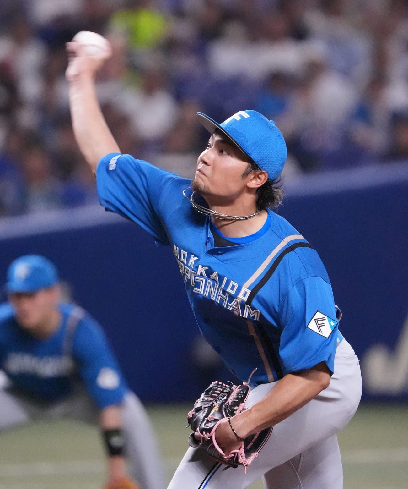 中日対日本ハム　2回裏、力投する日本ハム先発の伊藤（撮影・森本幸一）