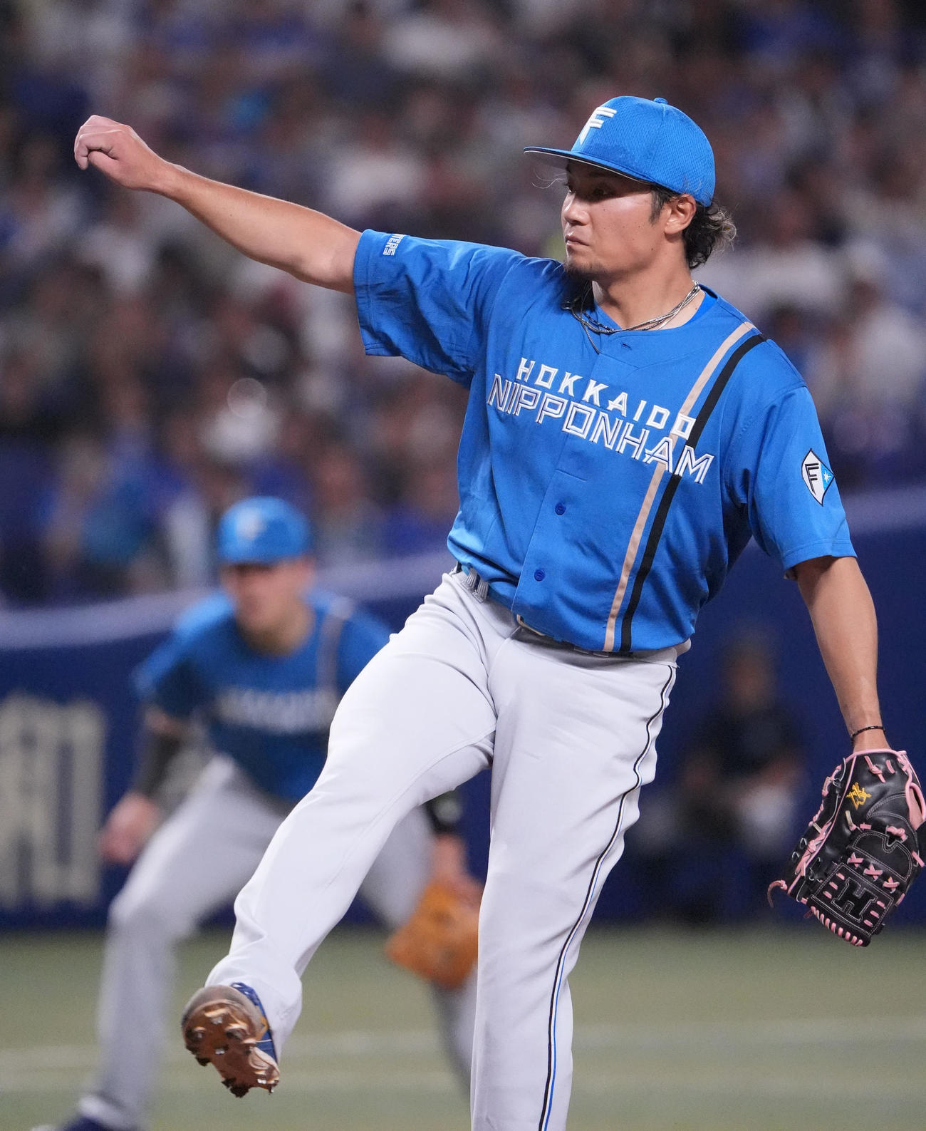中日対日本ハム　2回裏、力投する日本ハム先発の伊藤（撮影・森本幸一）