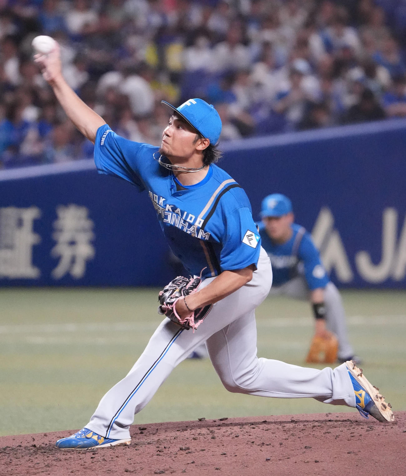 中日対日本ハム　3回裏、力投する日本ハム先発の伊藤（撮影・森本幸一）