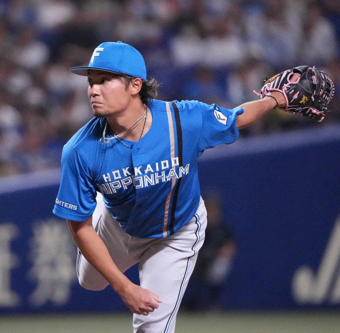 中日対日本ハム　1回裏、登板する日本ハム先発の伊藤（撮影・森本幸一）