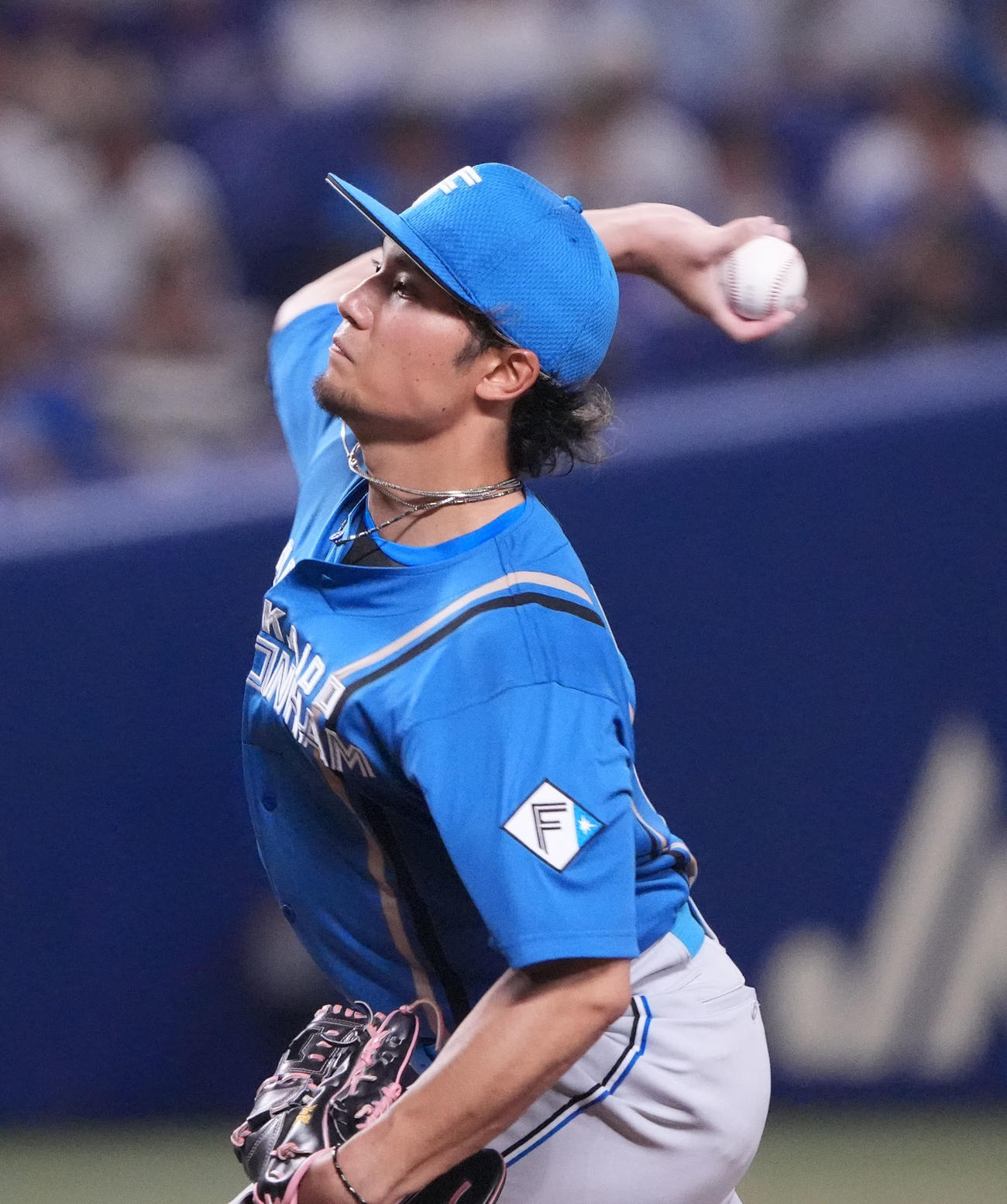 中日対日本ハム　1回裏、登板する日本ハム先発の伊藤（撮影・森本幸一）