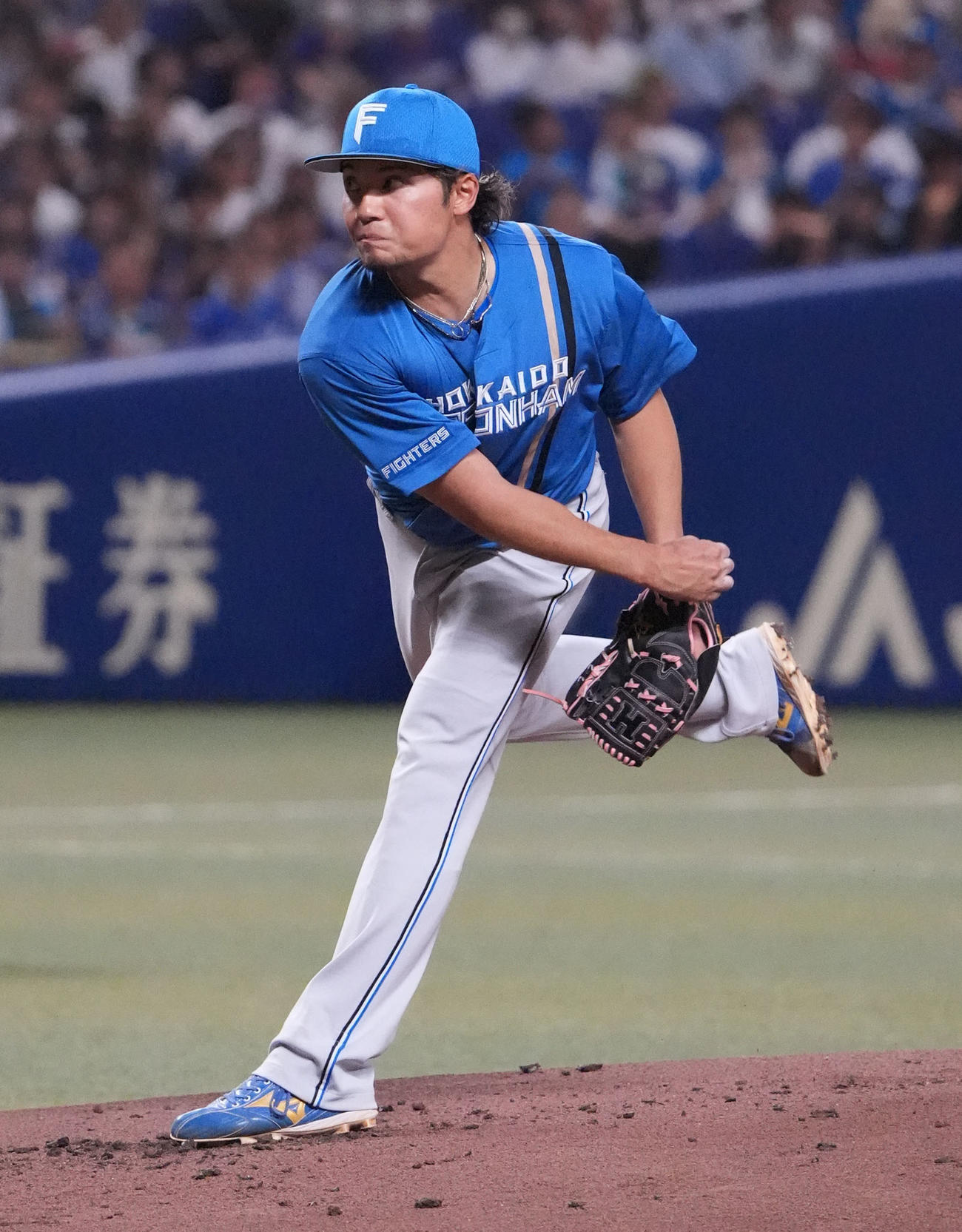 中日対日本ハム　1回裏、登板する日本ハム先発の伊藤（撮影・森本幸一）