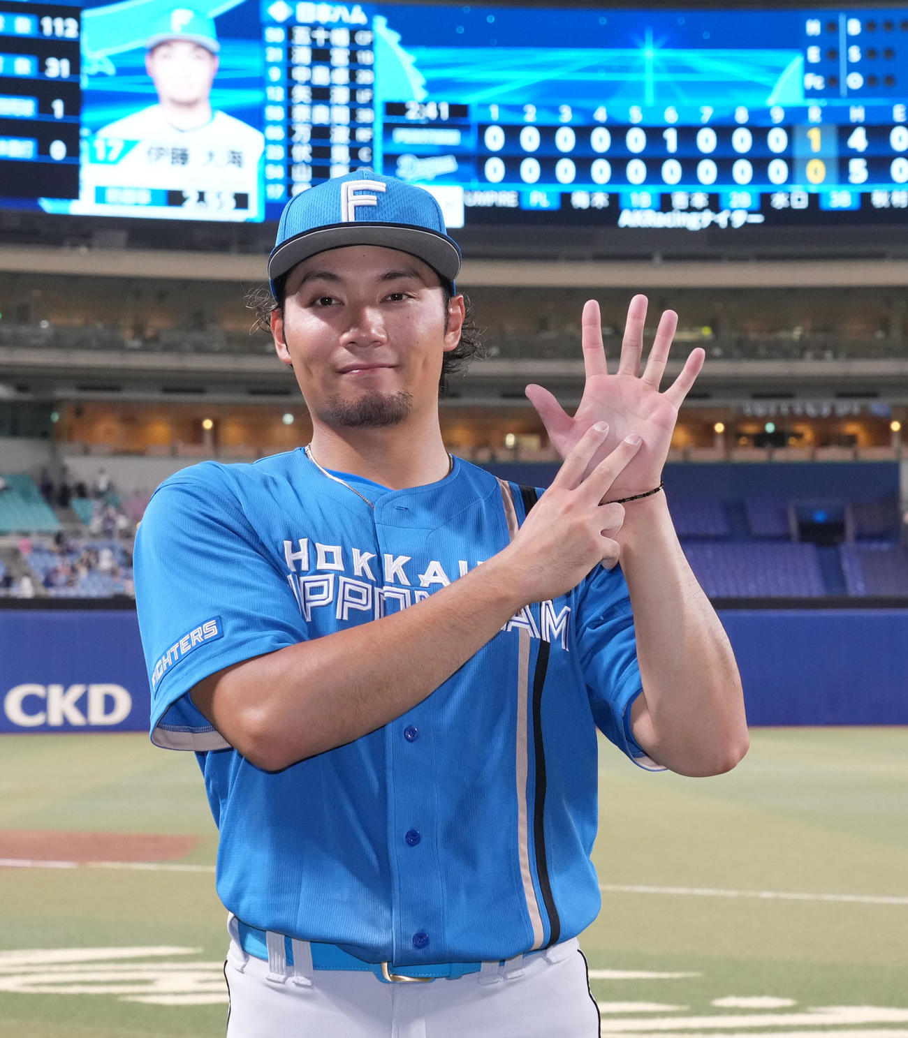 中日対日本ハム　ヒーローインタビューを終えポーズを決める伊藤（撮影・森本幸一）