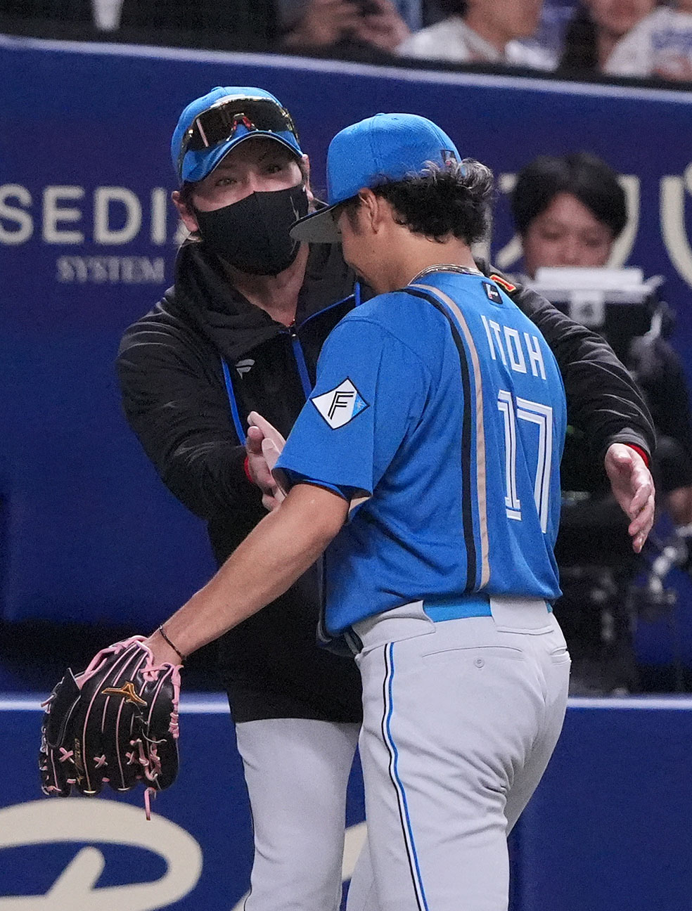 中日対日本ハム　試合終了、中日に勝利し新庄監督（左）は伊藤を迎える（撮影・森本幸一）