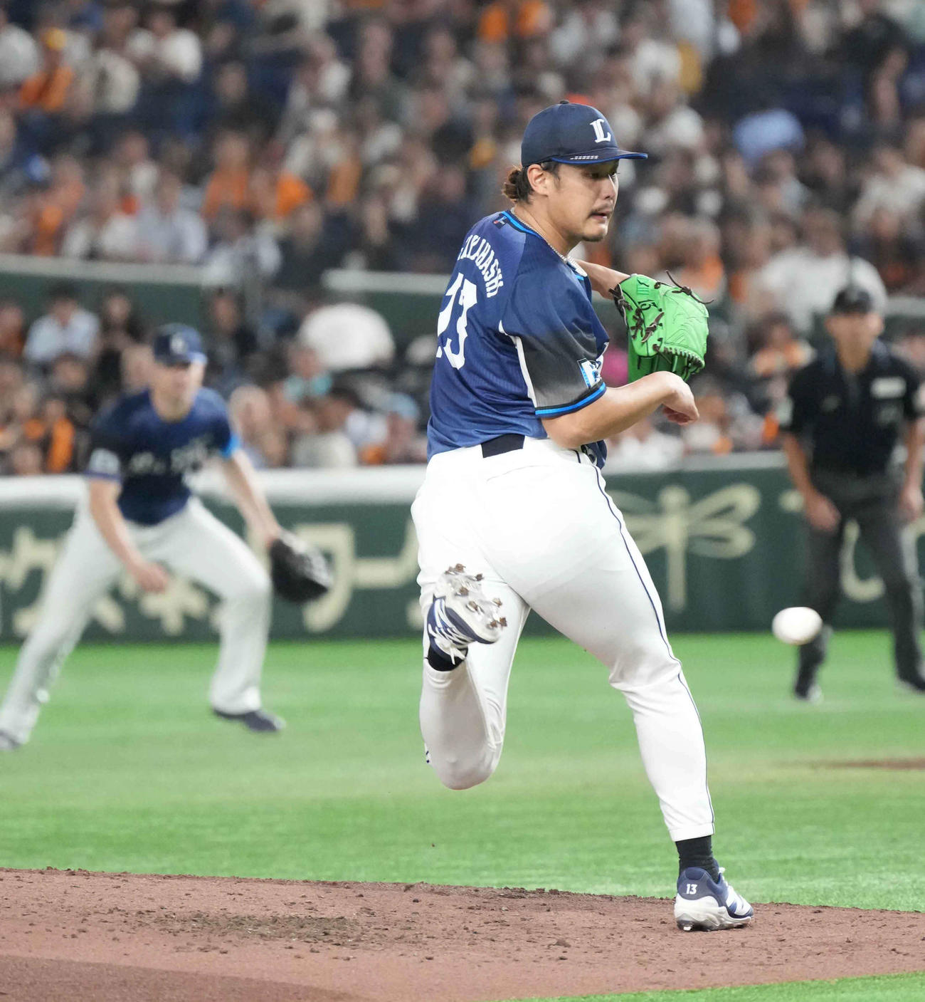 巨人対西武　4回裏巨人無死、西武先発の高橋は泉口の打球に反応するも中前打となる（撮影・小沢裕）