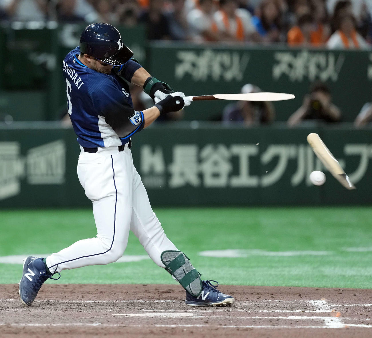 巨人対西武　7回表西武2死満塁、バットをへし折られ遊ゴロに倒れる外崎（撮影・たえ見朱実）