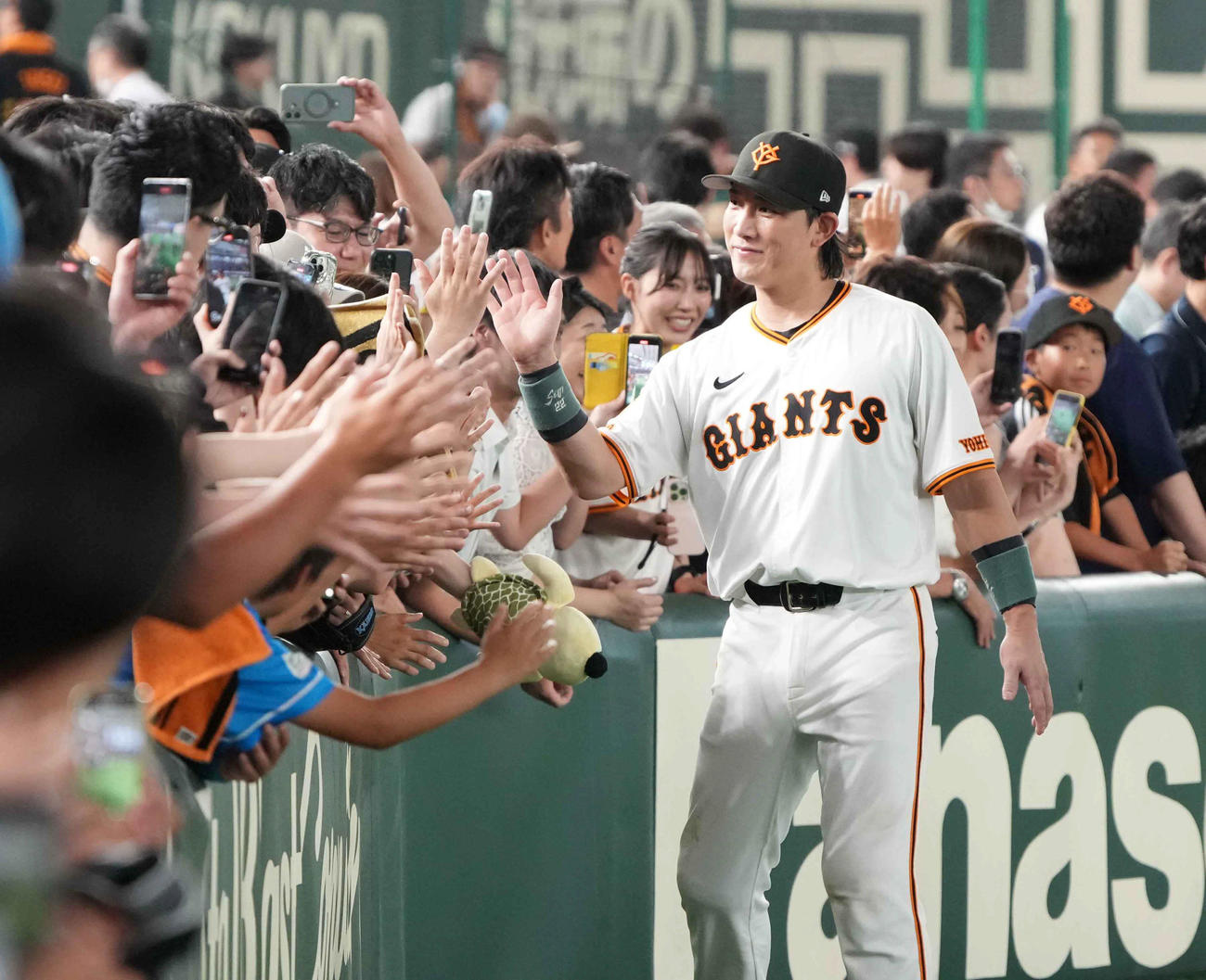 巨人対西武　今季初スタメンで勝利に貢献した巨人小林はファンとハイタッチ（撮影・小沢裕）