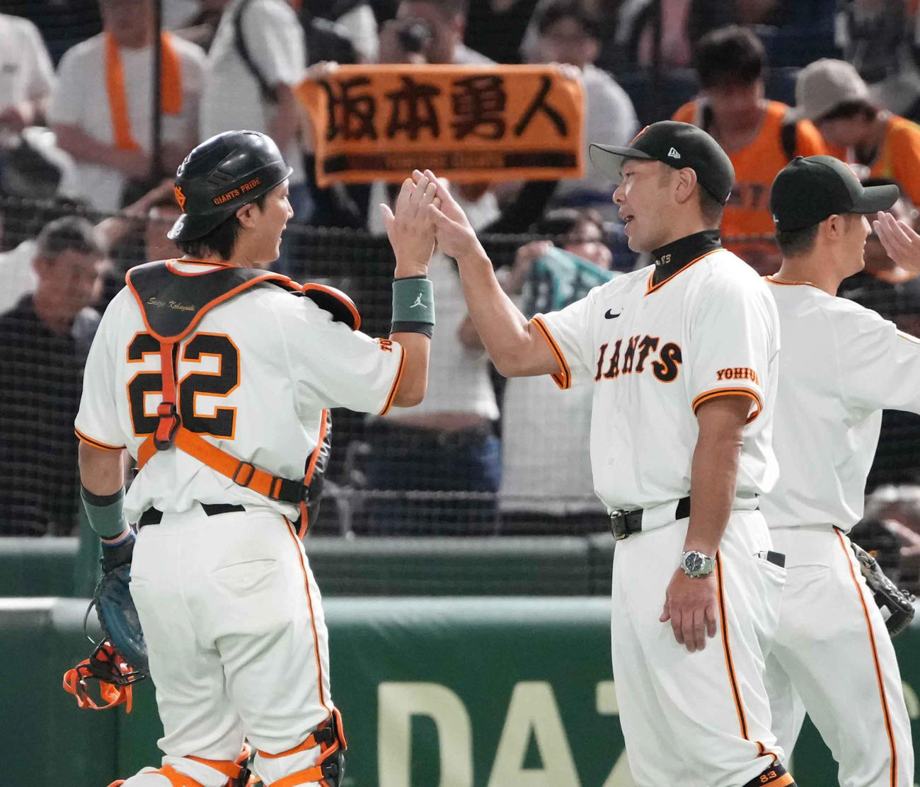 巨人対西武　今季初スタメンで勝利に貢献した巨人小林は阿部監督（右）とハイタッチ（撮影・小沢裕）