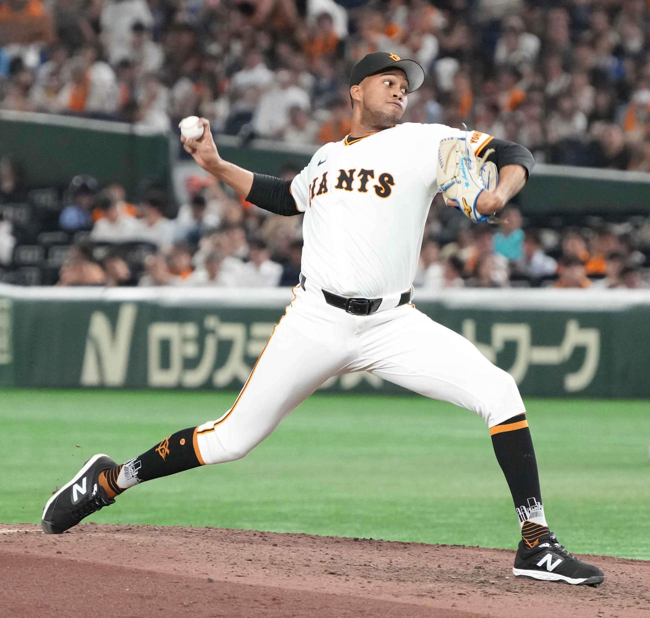 巨人対西武　巨人4番手で登板したマルティネス（撮影・小沢裕）