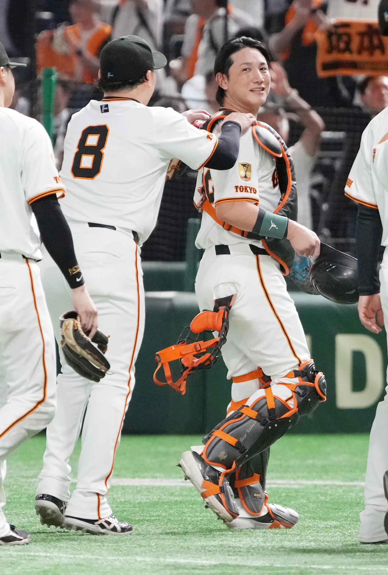巨人対西武　今季初スタメンで勝利に貢献した巨人小林は丸（左）からねぎらわれる（撮影・小沢裕）