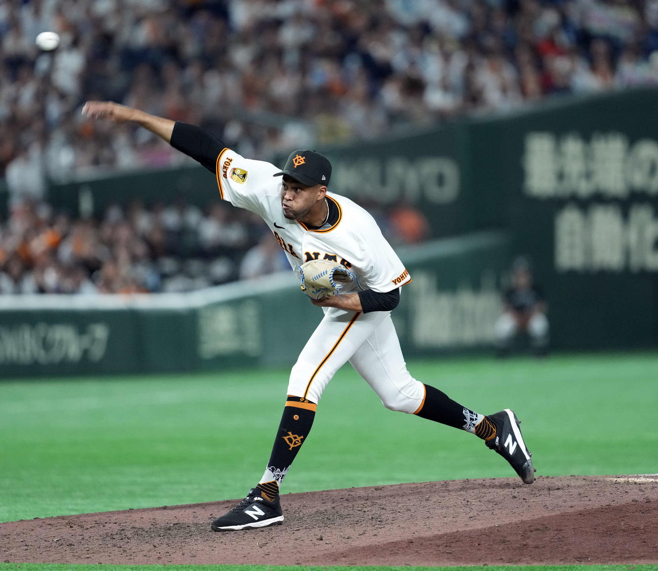 巨人対西武　9回からマウンドに上がった巨人マルティネス（撮影・たえ見朱実）