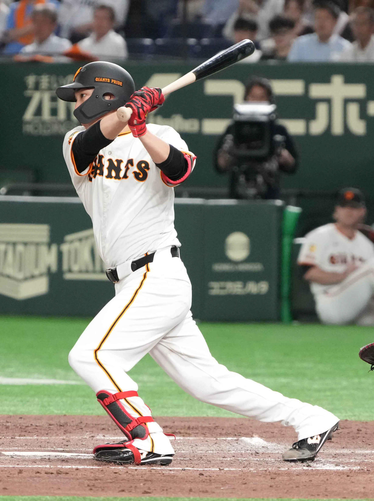 巨人対西武　3回裏巨人1死、赤星は左前打を放つ（撮影・小沢裕）