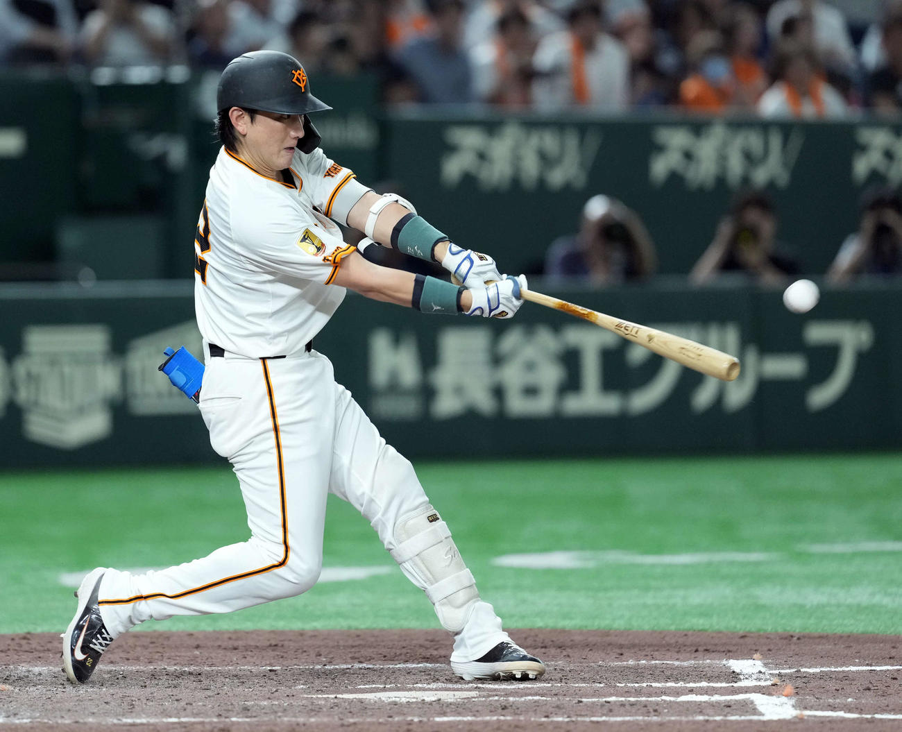 巨人対西武　6回裏巨人2死二塁、中前に勝ち越しの適時打を放つ小林（撮影・たえ見朱実）