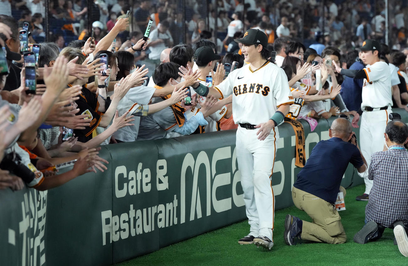巨人対西武　西武に勝利しファンとハイタッチをする巨人小林（撮影・たえ見朱実）