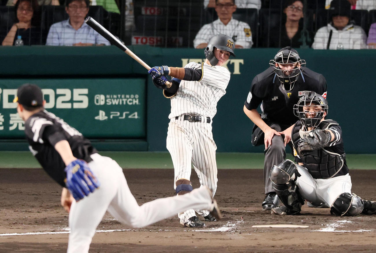 阪神対ソフトバンク　7回裏阪神1死、左前打を放つ中野。投手松本裕（撮影・加藤哉）