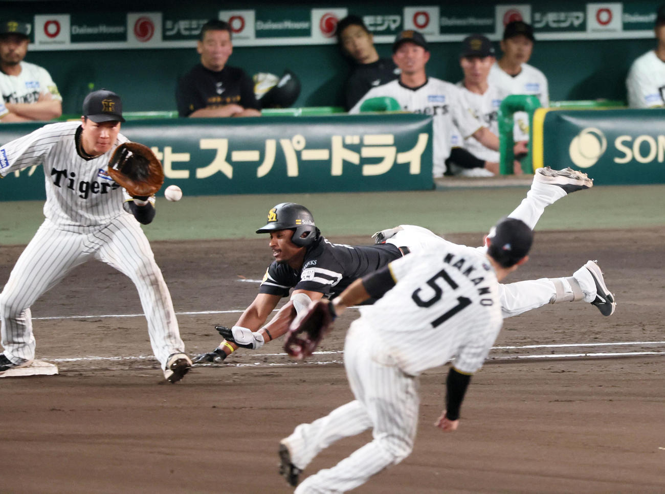 阪神対ソフトバンク　8回表ソフトバンク無死、代打ダウンズは二ゴロを打って一塁にヘッドスライディングするがアウトになる（撮影・加藤哉）