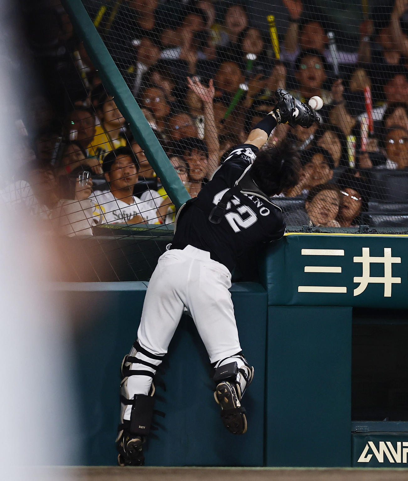 阪神対ソフトバンク　7回裏阪神2死一、二塁、大山の飛球に海野がグラブを伸ばすも届かずファウルとなる（撮影・藤尾明華）