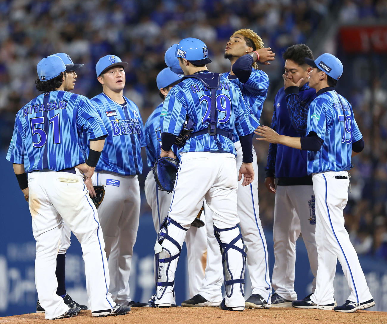DeNA対ロッテ　9回表、マウンドに集まるマルセリーノ（右から3人目）らナイン（撮影・河田真司）