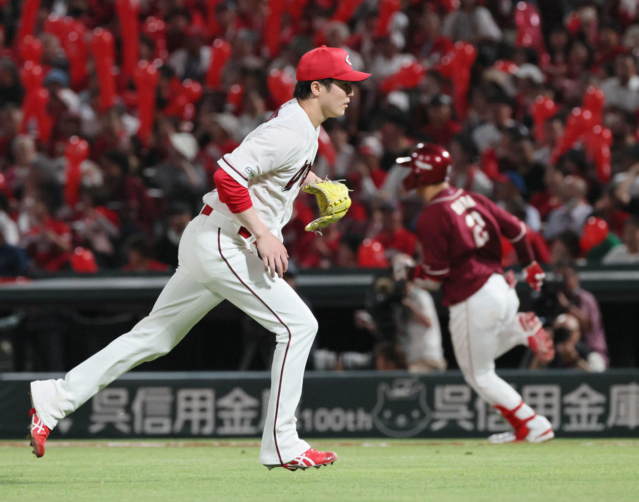 広島対楽天　7回表楽天2死満塁、太田に右2点適時打を浴びた森下（撮影・加藤孝規）
