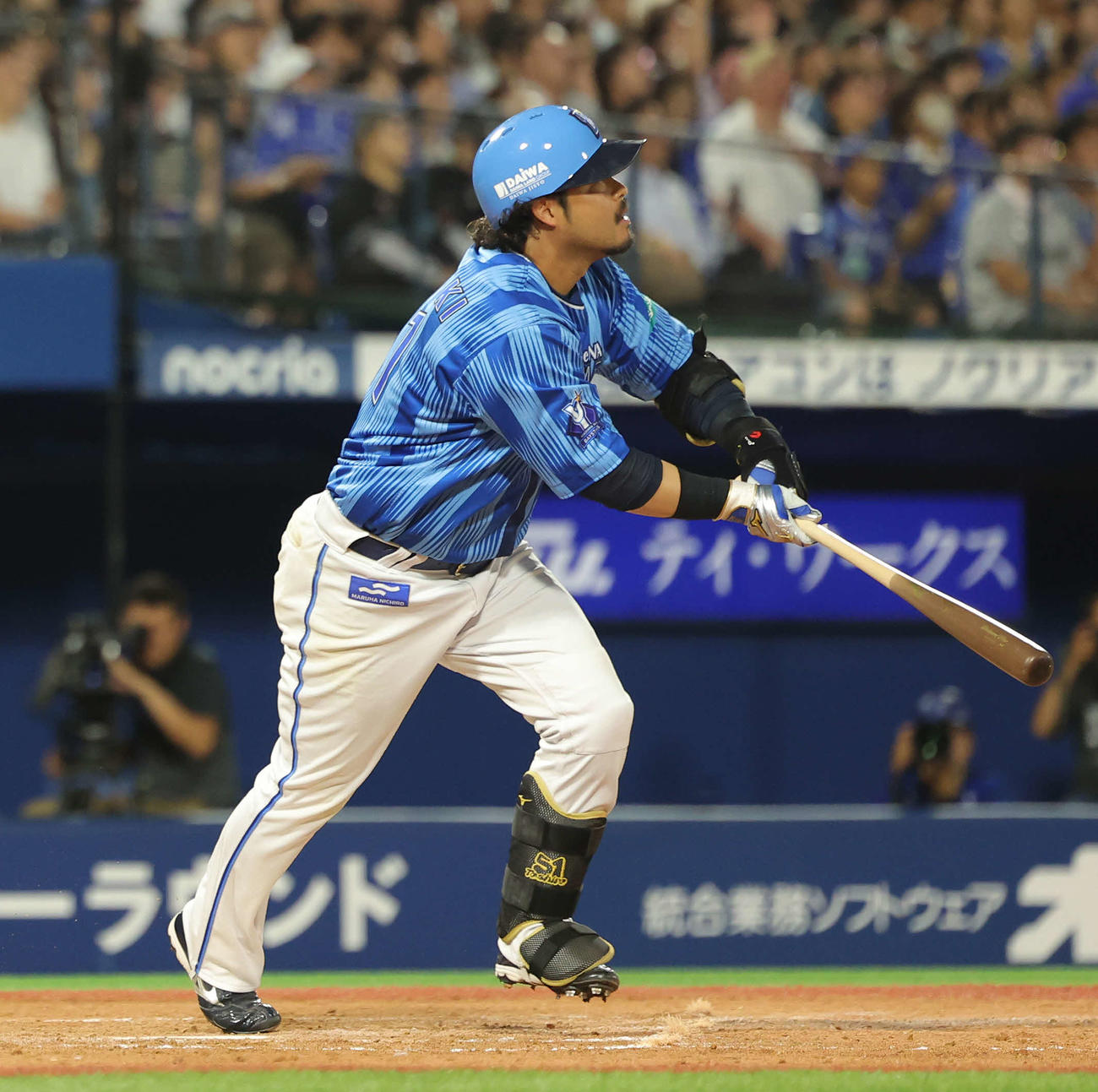 DeNA対ロッテ　5回裏DeNA無死、フェンス直撃の三塁打を放つ宮崎（撮影・河田真司）