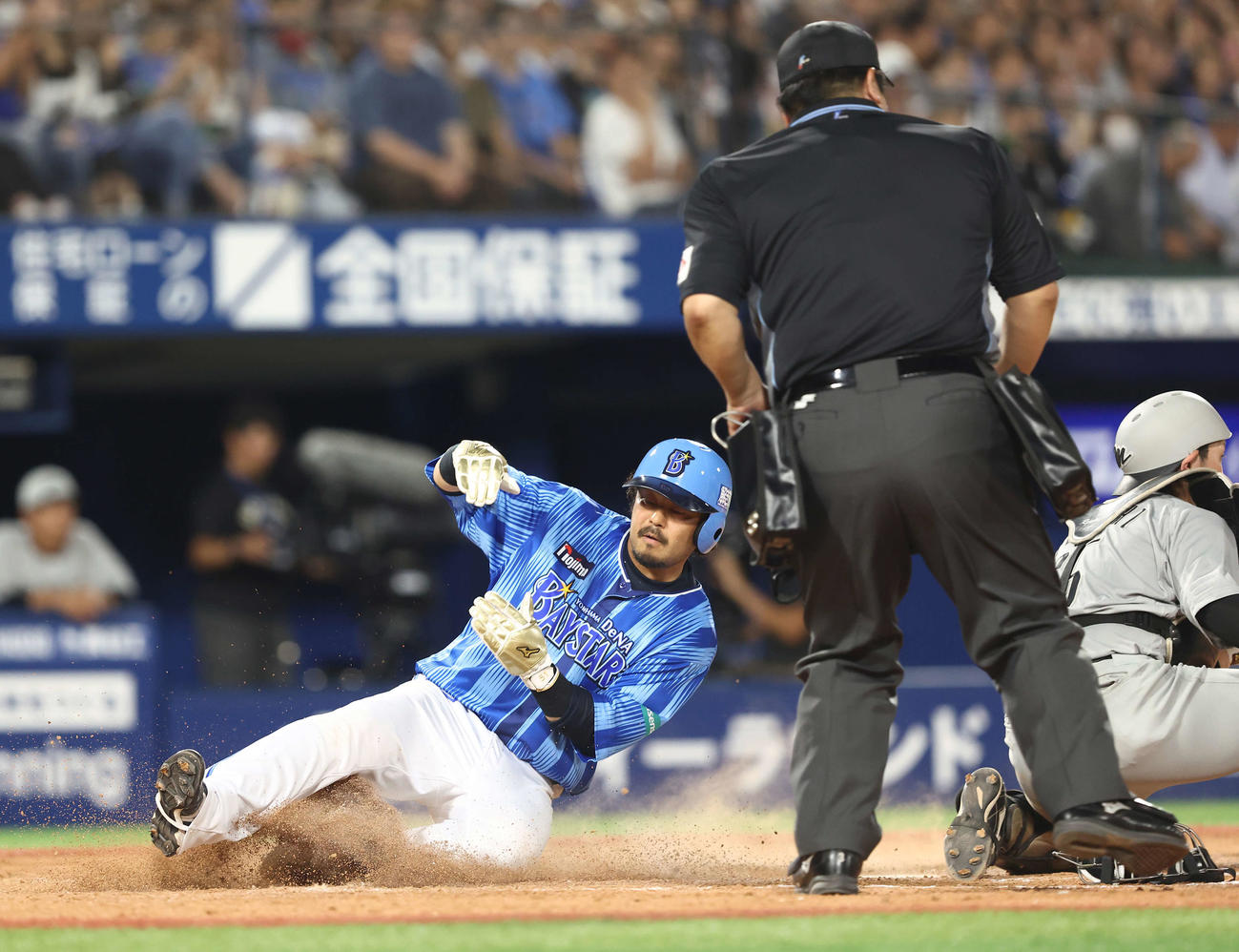 DeNA対ロッテ　5回裏DeNA1死三塁、梶原の犠飛で生還する宮崎（撮影・河田真司）