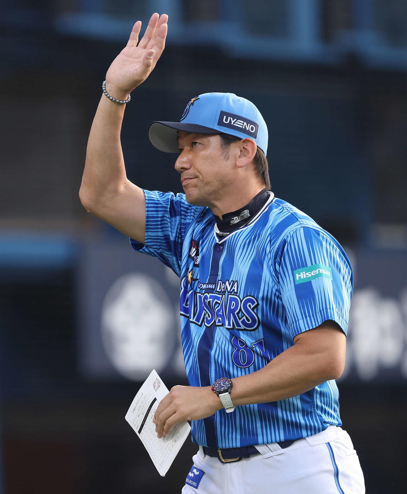 DeNA対ロッテ　開始前、メンバー表交換を終え移動するDeNA三浦監督（撮影・河田真司）