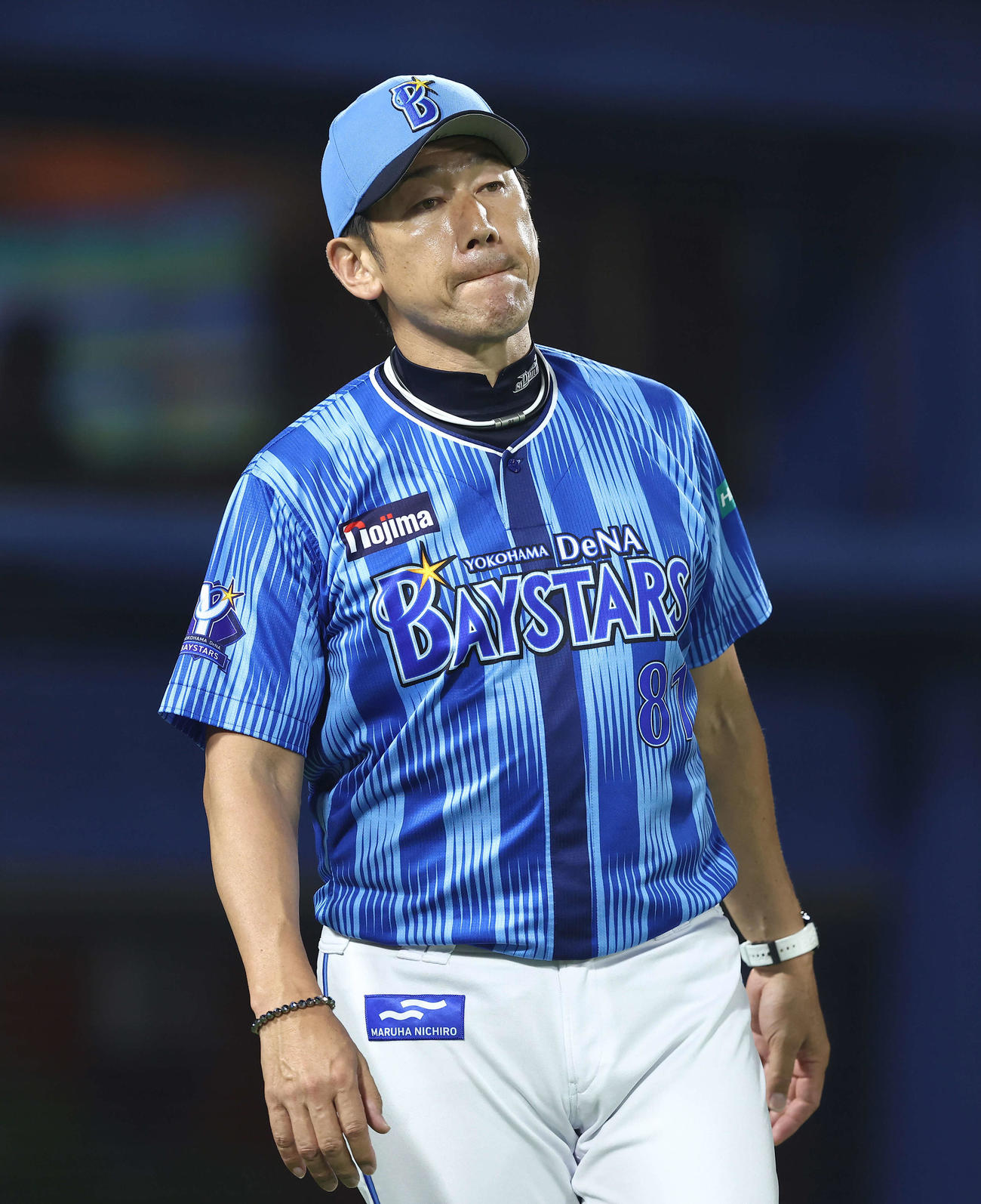DeNA対ロッテ　8回裏を終え選手交代を告げるDeNA三浦監督（撮影・河田真司）