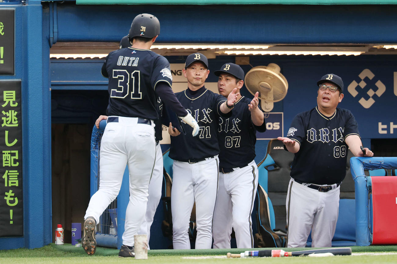 ヤクルト対オリックス　1回表オリックス2死一、二塁、若月の左前適時打で生還した太田（手前）を迎える岸田監督（左）（撮影・宮地輝）