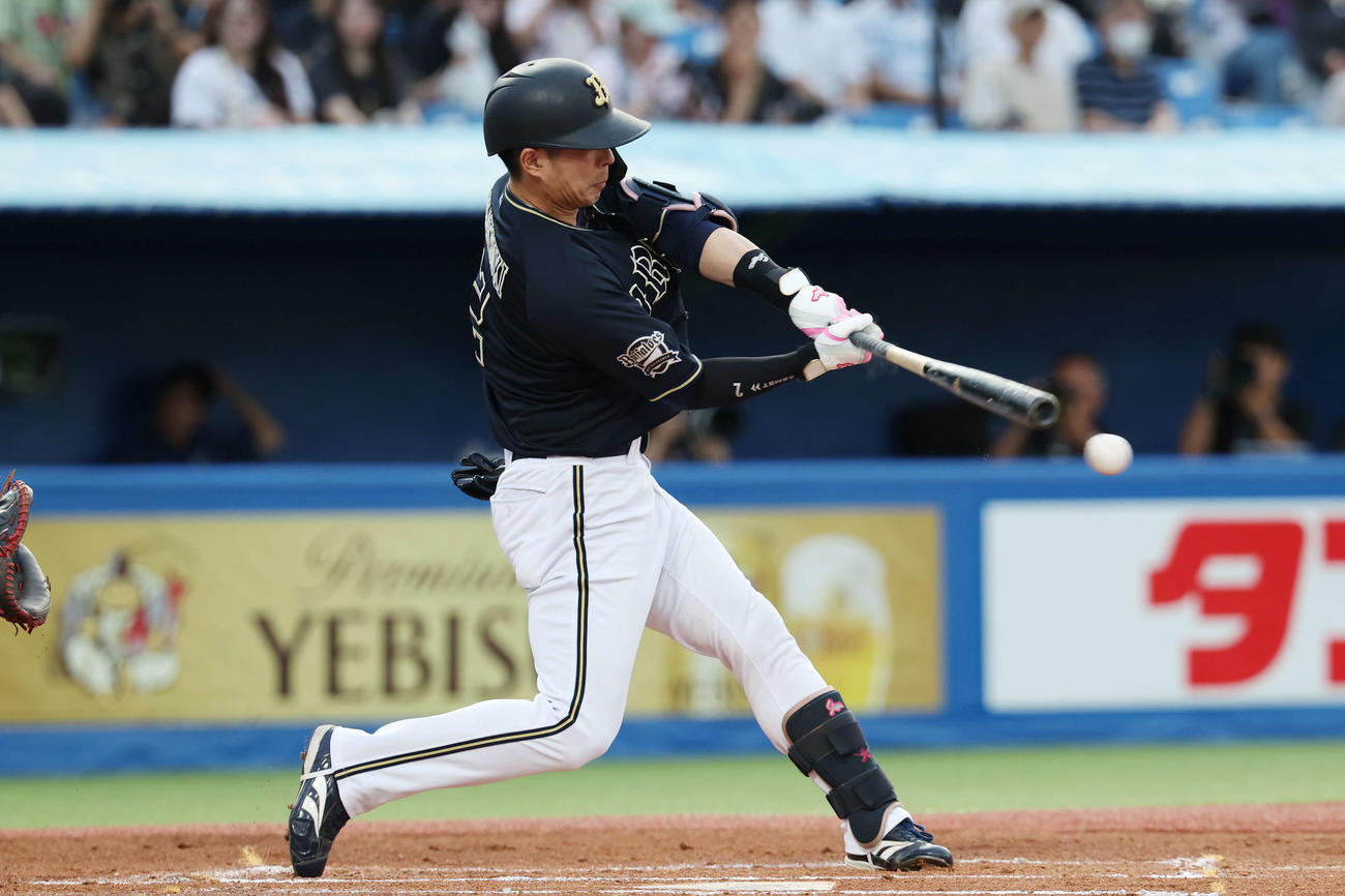 ヤクルト対オリックス　1回表オリックス2死一、二塁、左前適時打を放つ若月（撮影・宮地輝）