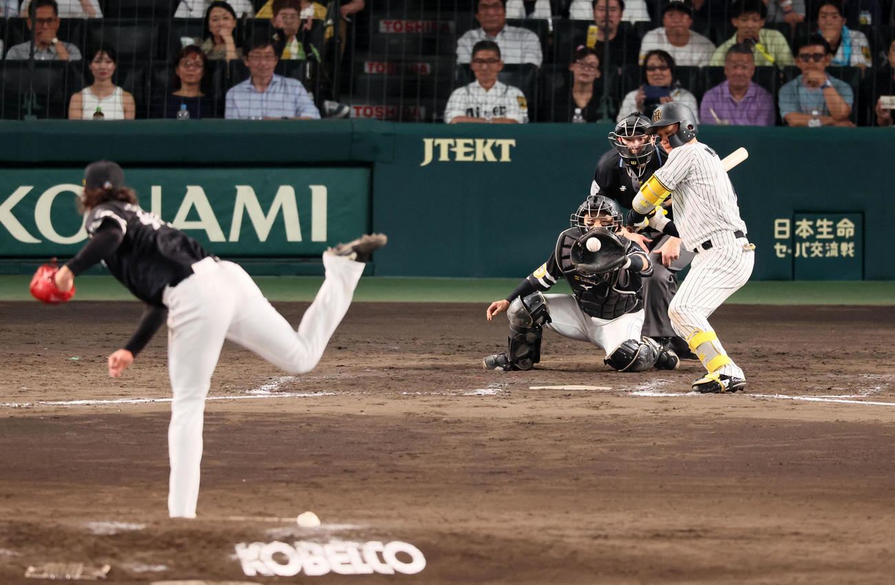 阪神対ソフトバンク　9回裏阪神2死三塁、森下は見逃し三振に倒れる。投手杉山（撮影・加藤哉）