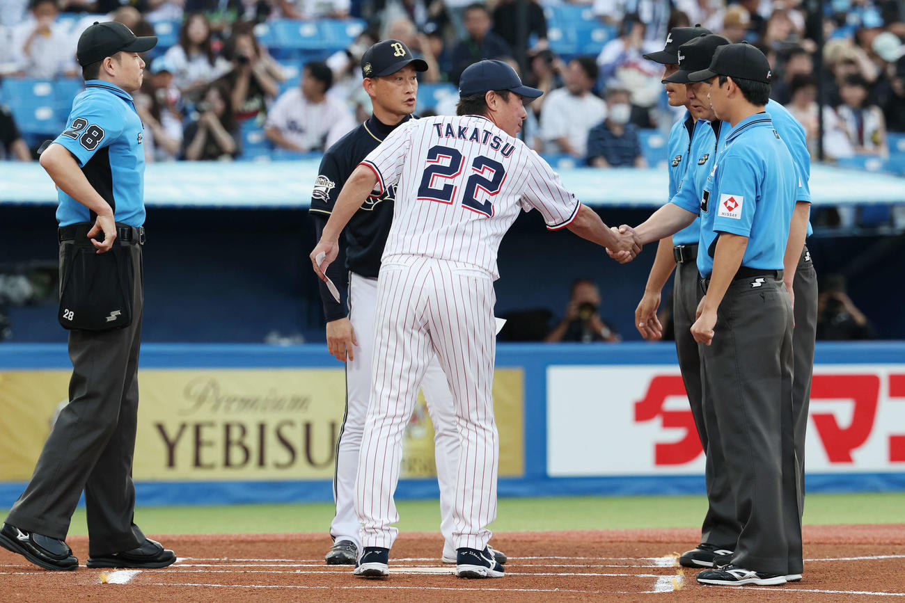 ヤクルト対オリックス　試合前、メンバー表を交換し審判と握手を交わすヤクルト高津監督（手前）とオリックス岸田監督（撮影・宮地輝）