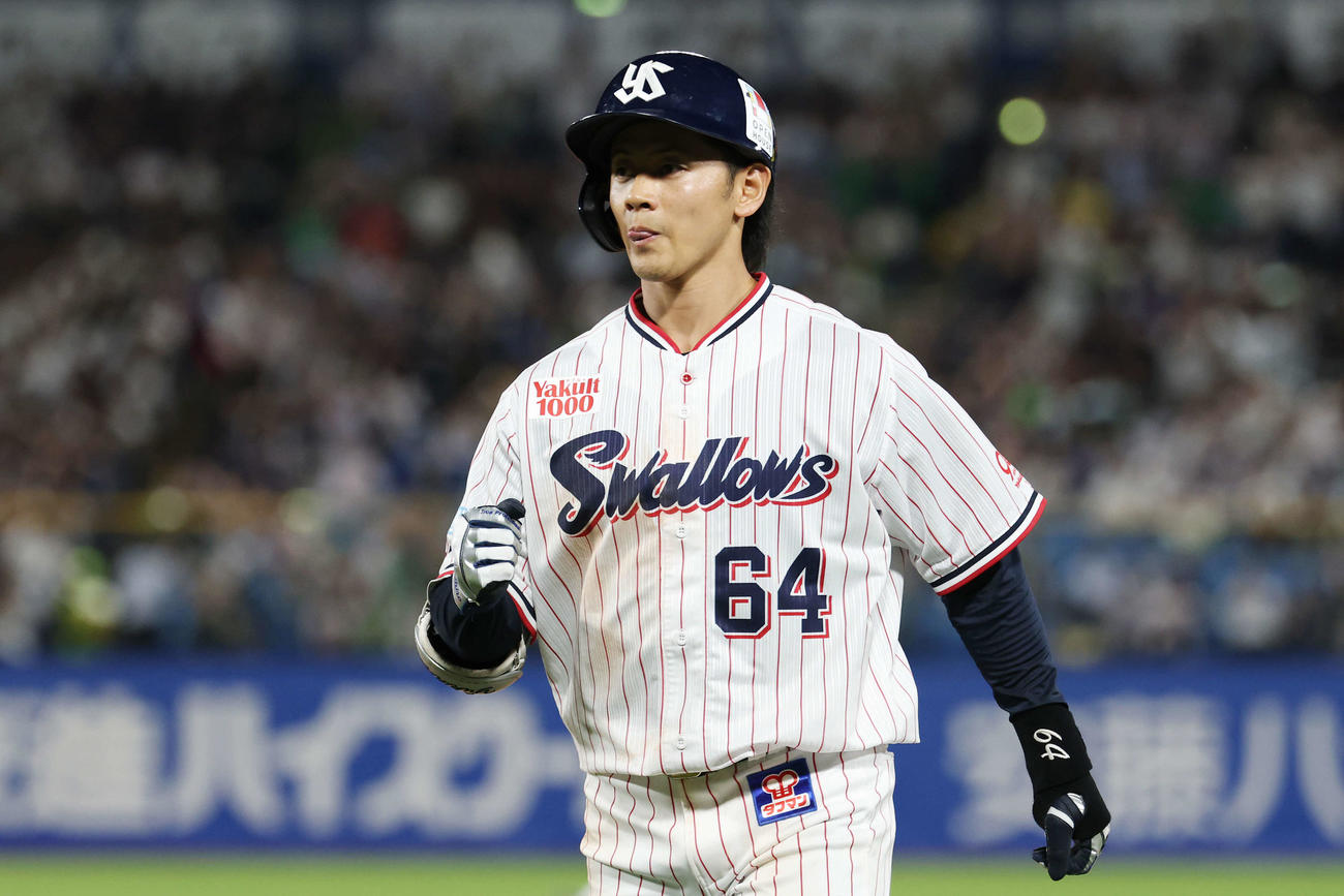 ヤクルト対オリックス　8回裏ヤクルト無死一、三塁、中犠飛を放ちガッツポーズする岩田（撮影・宮地輝）