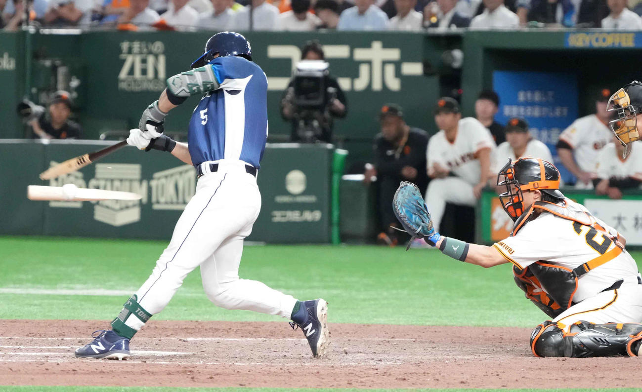 巨人対西武　7回表西武2死満塁、外崎はバットを折る平凡な遊ゴロに倒れる。右は小林（撮影・小沢裕）