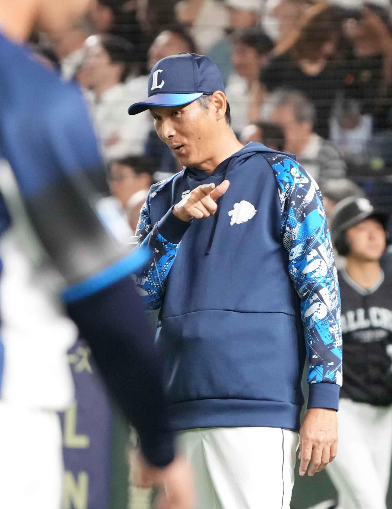 巨人対西武　選手交代を告げる西武西口監督（撮影・小沢裕）