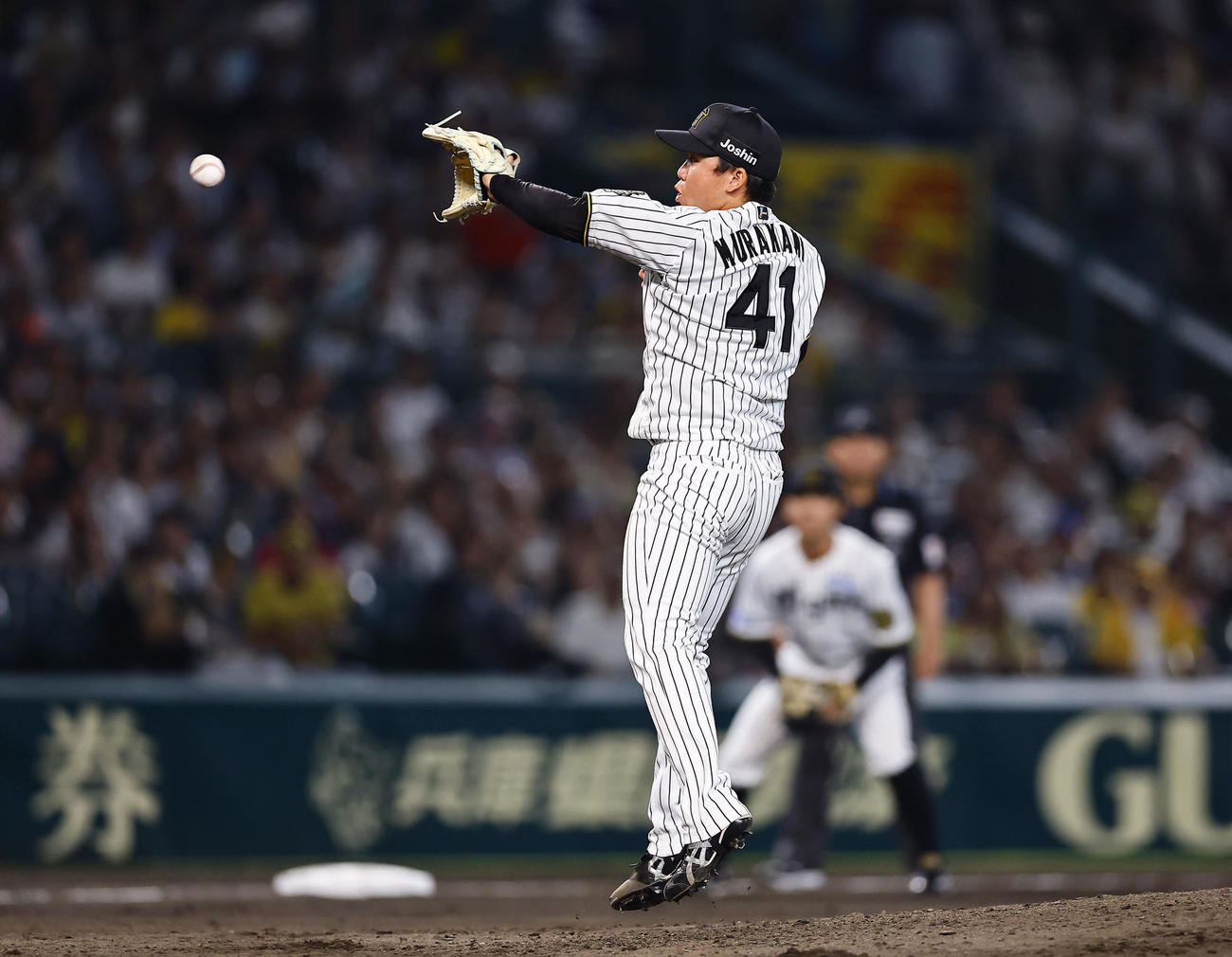 阪神対ソフトバンク　8回表ソフトバンク1死、周東を投ゴロに打ち取る村上（撮影・藤尾明華）