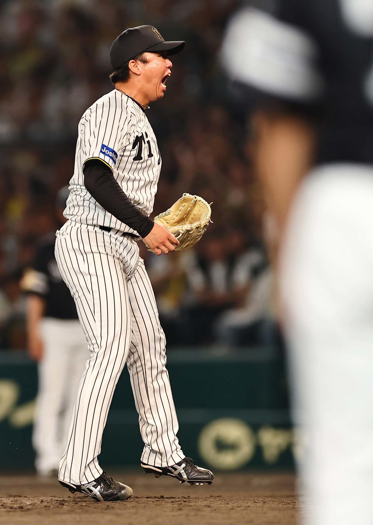 阪神対ソフトバンク　7回表ソフトバンク2死三塁、海野から三振を奪い雄たけびを上げる村上（撮影・上田博志）