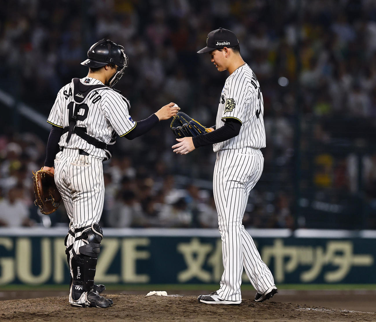 阪神対ソフトバンク　10回表ソフトバンク2死三塁、石塚に勝ち越し適時二塁打を許した及川（右）。捕手坂本（撮影・藤尾明華）