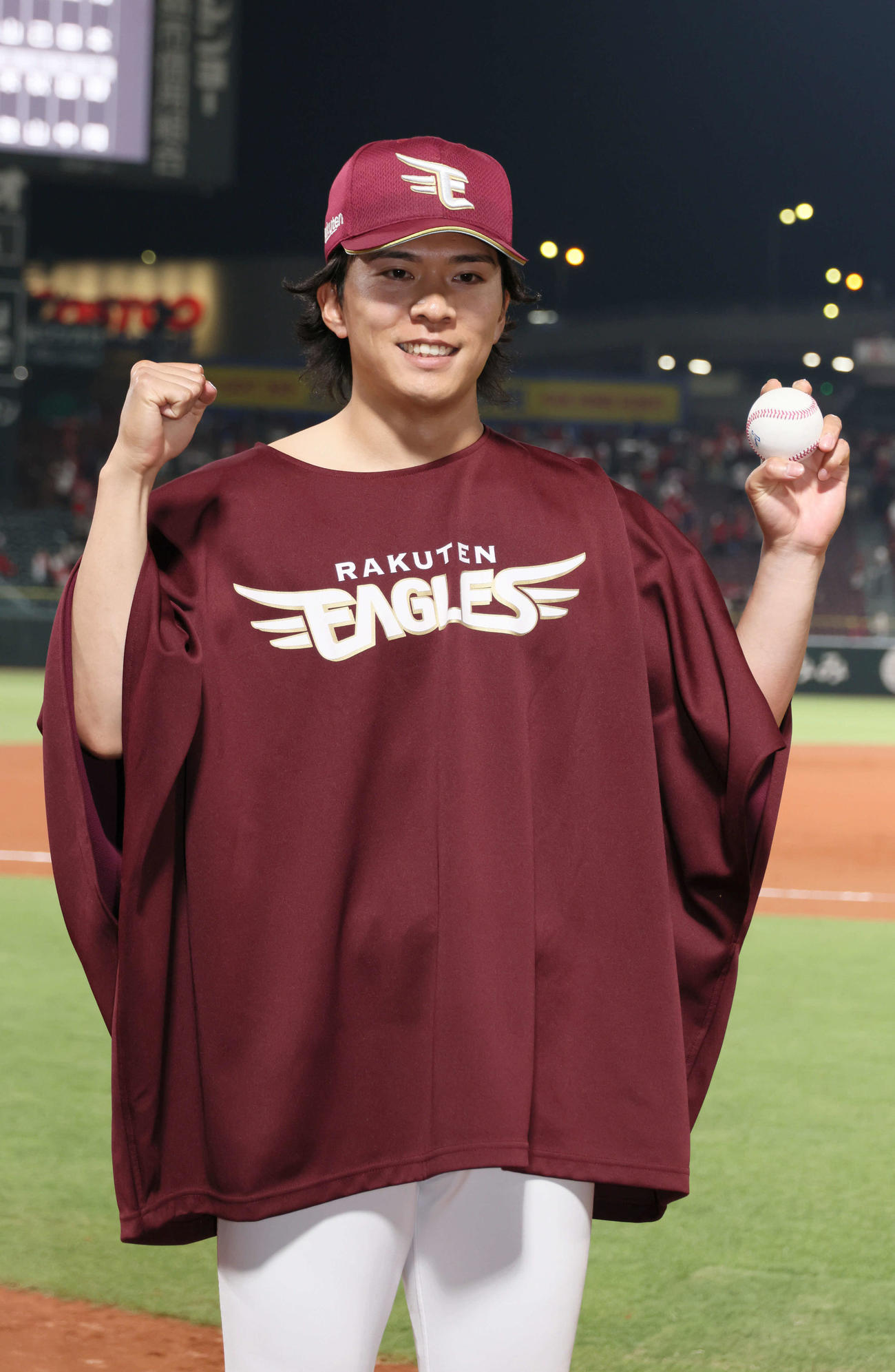 広島対楽天　ポーズを決める早川（撮影・加藤孝規）