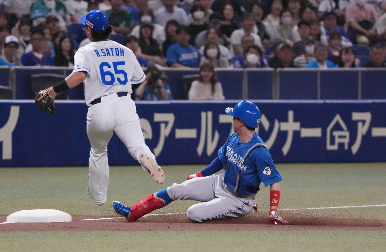 中日対日本ハム　6回表日本ハム無死、五十幡（右）は三塁へ滑り込む（撮影・森本幸一）
