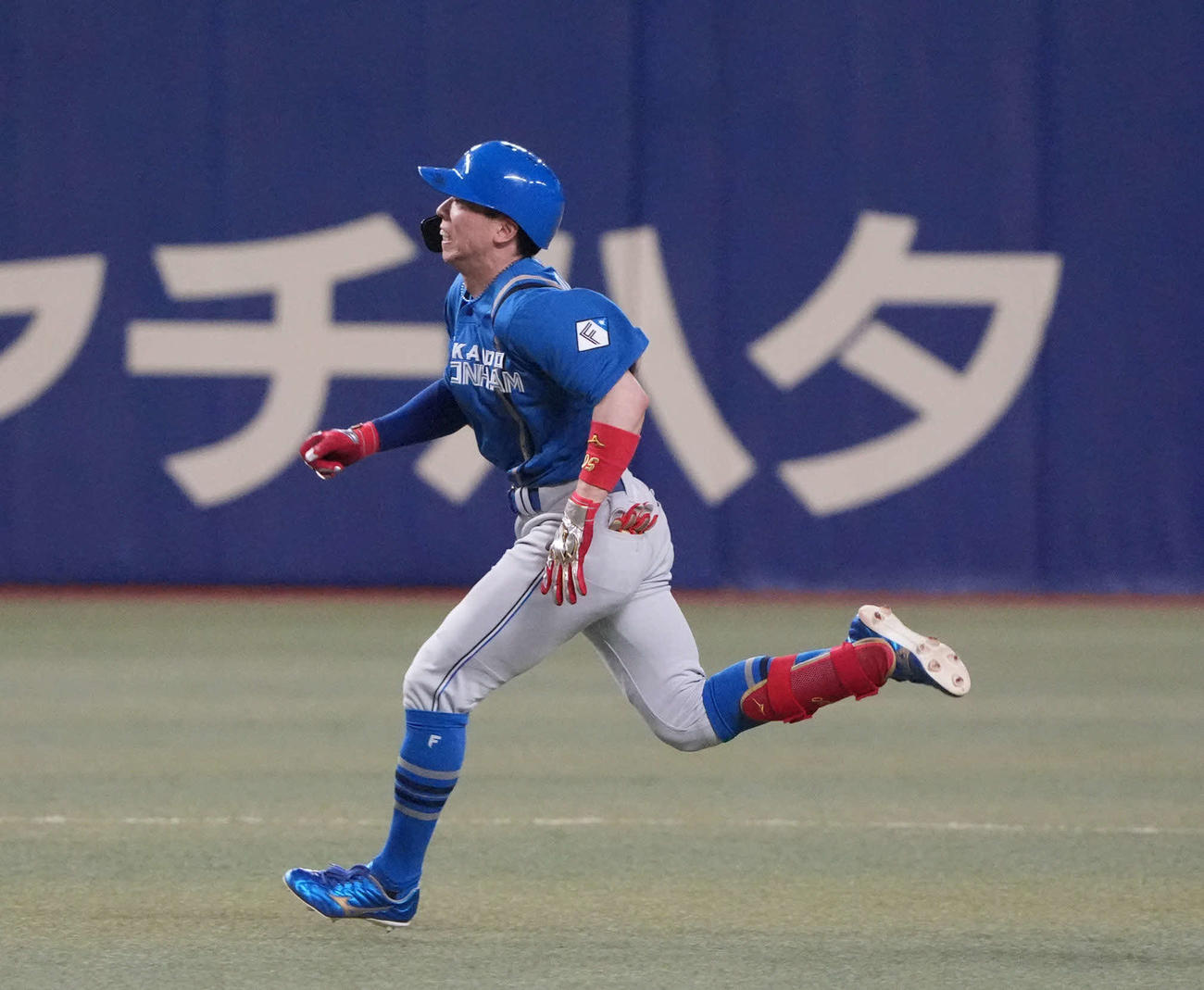 中日対日本ハム　6回表日本ハム無死、五十幡は二塁から三塁へ向かう（撮影・森本幸一）