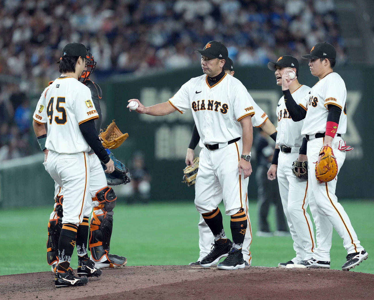 巨人対西武　7回途中で投手交代をする巨人阿部監督（撮影・たえ見朱実）