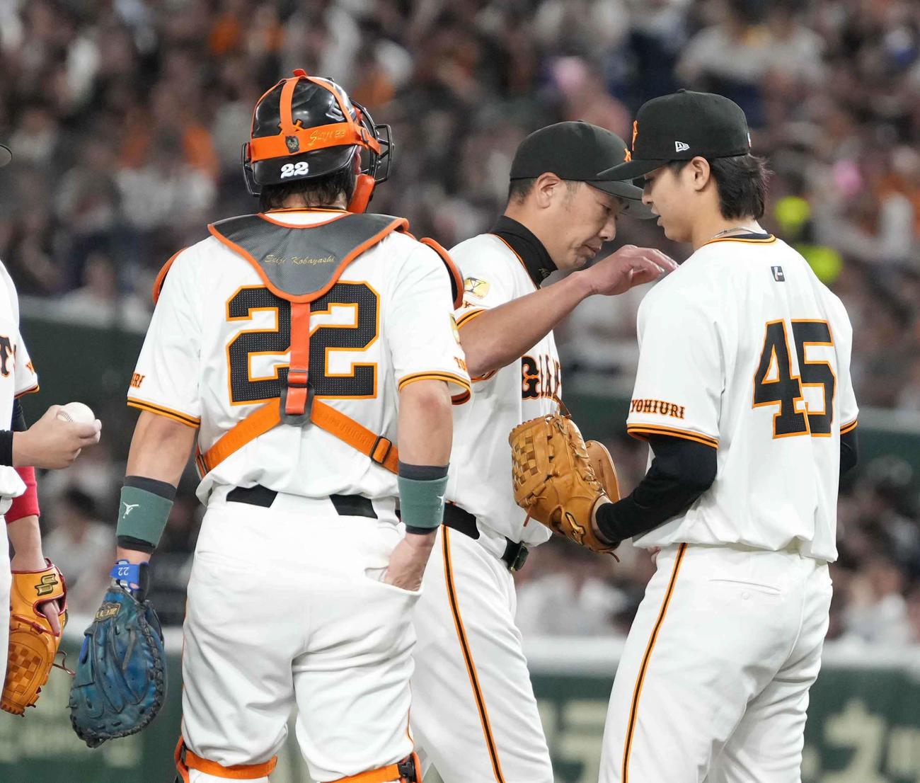 巨人対西武　7回表西武1死一塁、巨人2番手で登板した田中瑛（右）は阿部監督からボールを渡される（撮影・小沢裕）