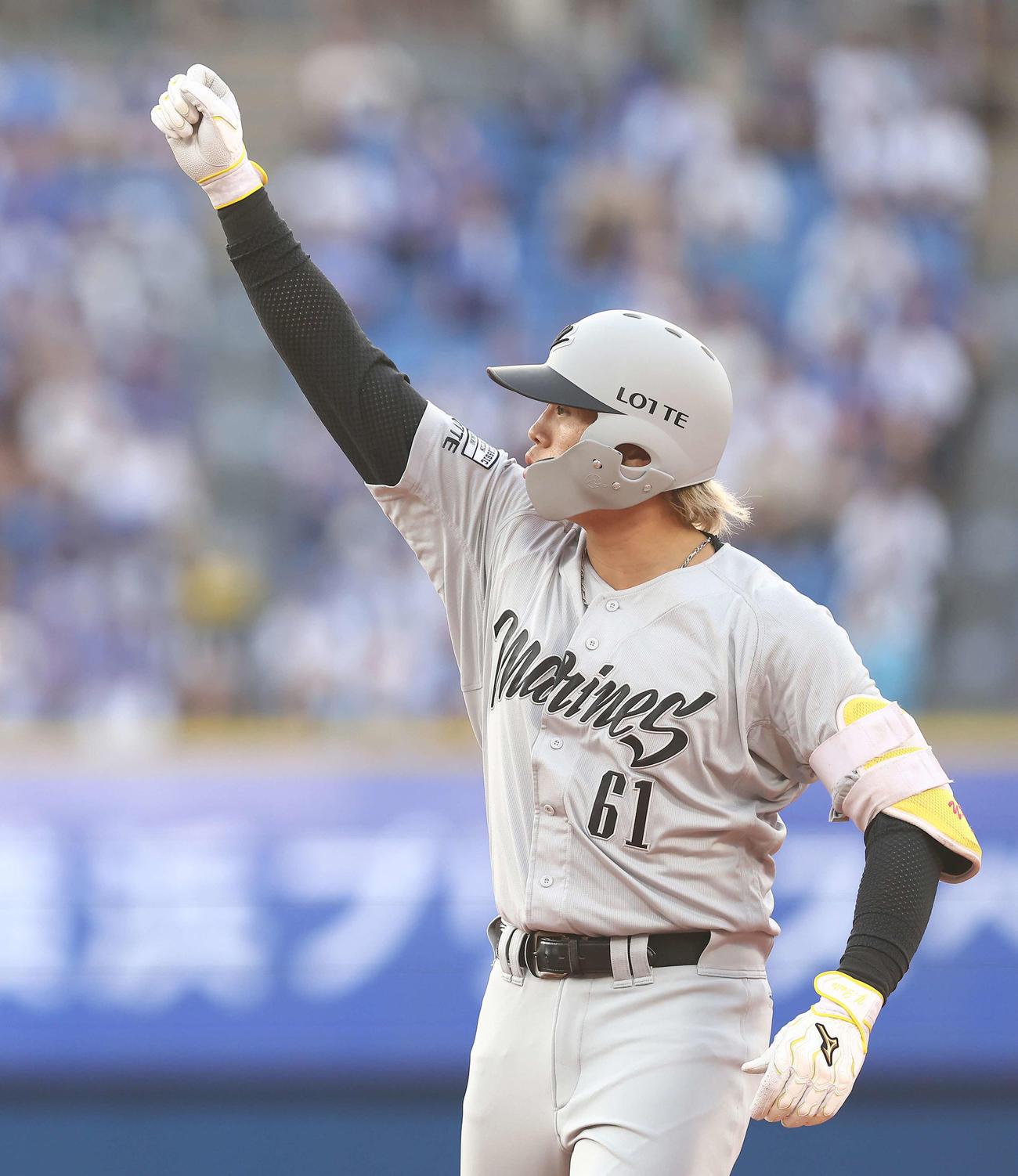 DeNA対ロッテ　1回表ロッテ1死一、三塁、左前先制適時打を放ちガッツポーズする山本（撮影・河田真司）