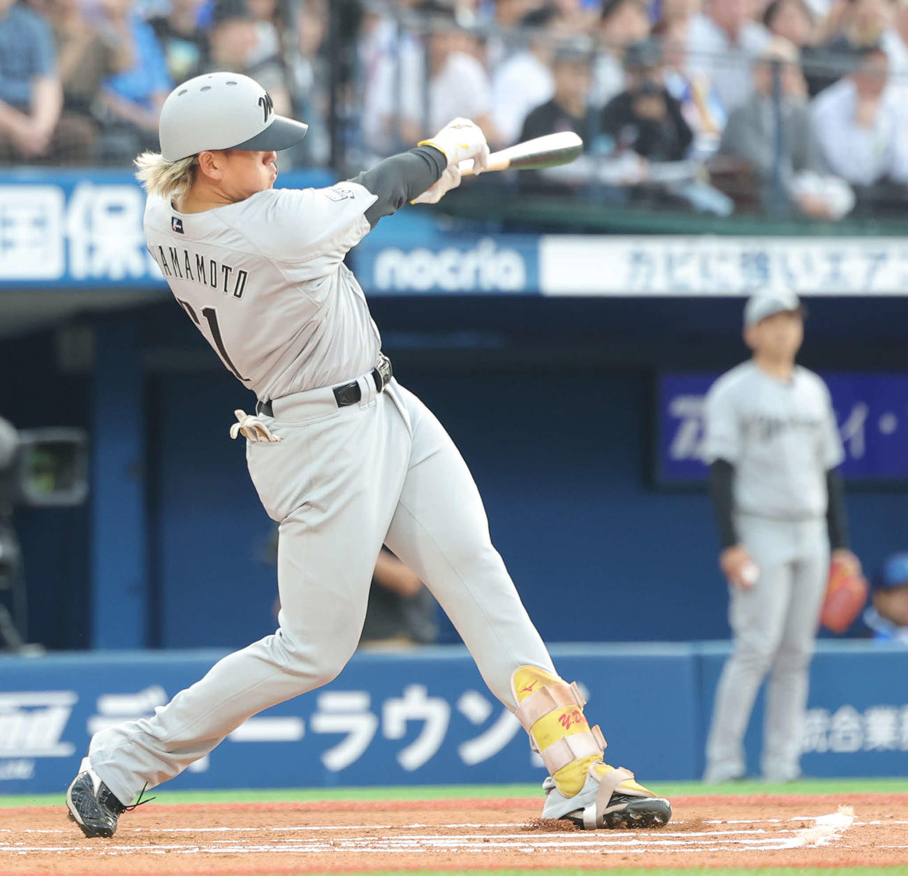 DeNA対ロッテ　1回表ロッテ1死一、三塁、左前先制適時打を放つ山本（撮影・河田真司）