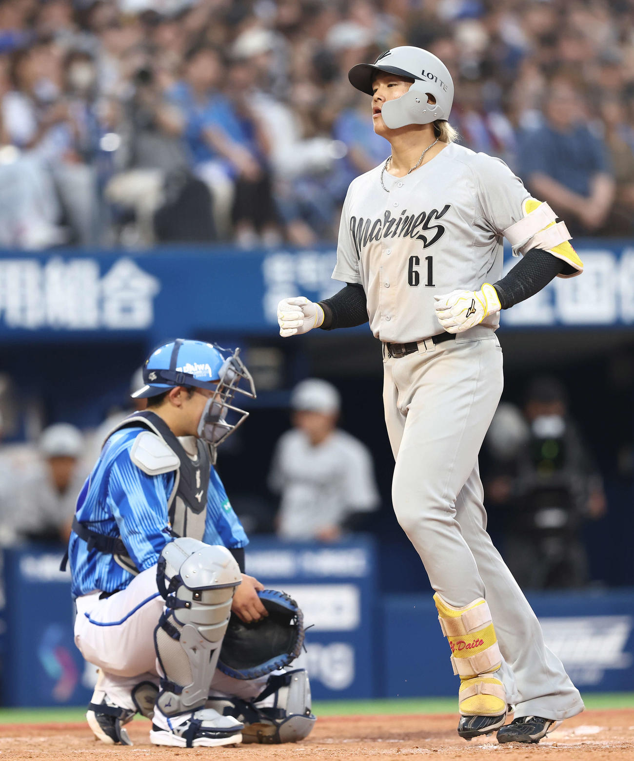 DeNA対ロッテ　3回表ロッテ2死、左越えソロ本塁打で生還する山本（撮影・河田真司）