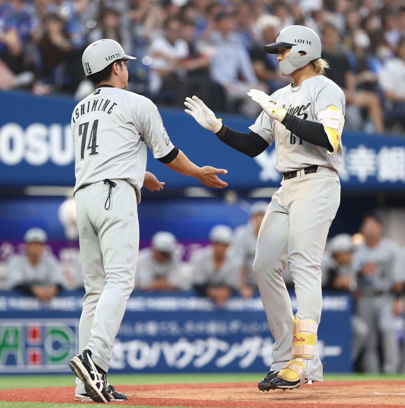 DeNA対ロッテ　3回表ロッテ2死、左越えソロ本塁打で生還する山本（右）（撮影・河田真司）