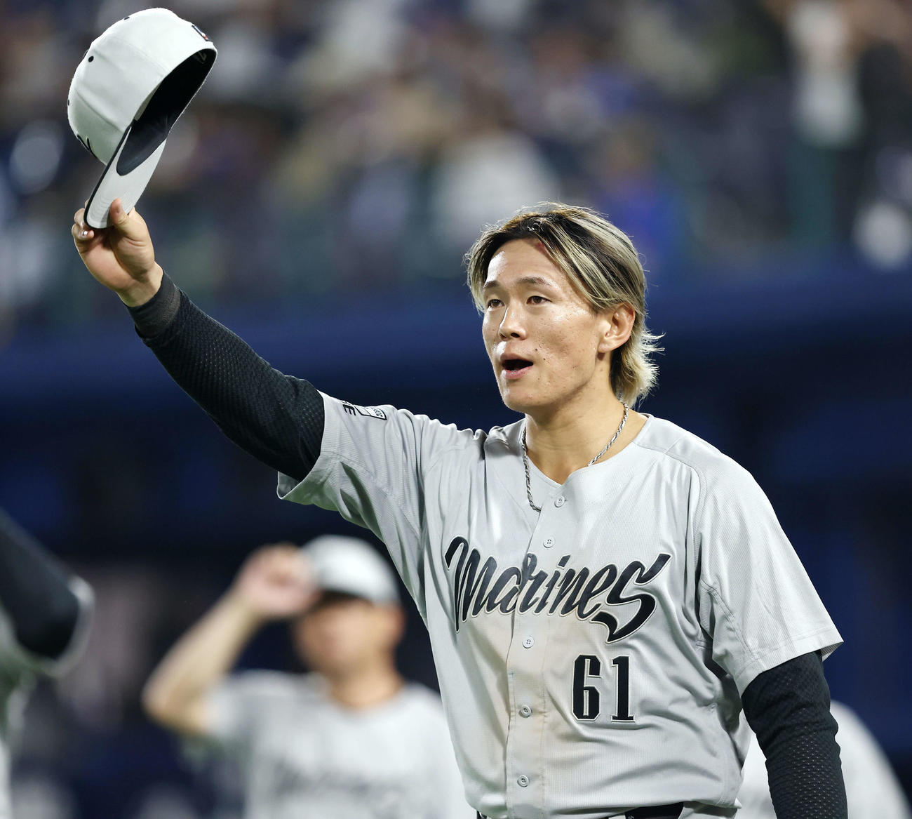 DeNA対ロッテ　DeNAに勝利し、観客席にあいさつするロッテ山本（撮影・河田真司）