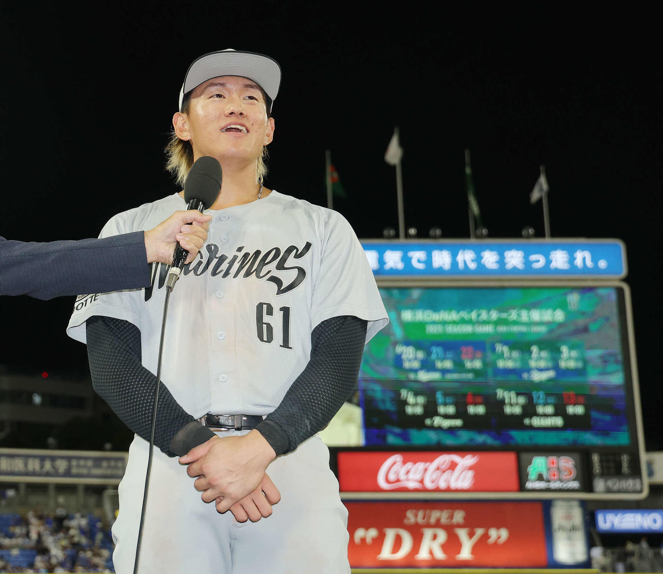 DeNA対ロッテ　DeNAに勝利し、ヒーローインタビューに臨むロッテ山本（撮影・河田真司）
