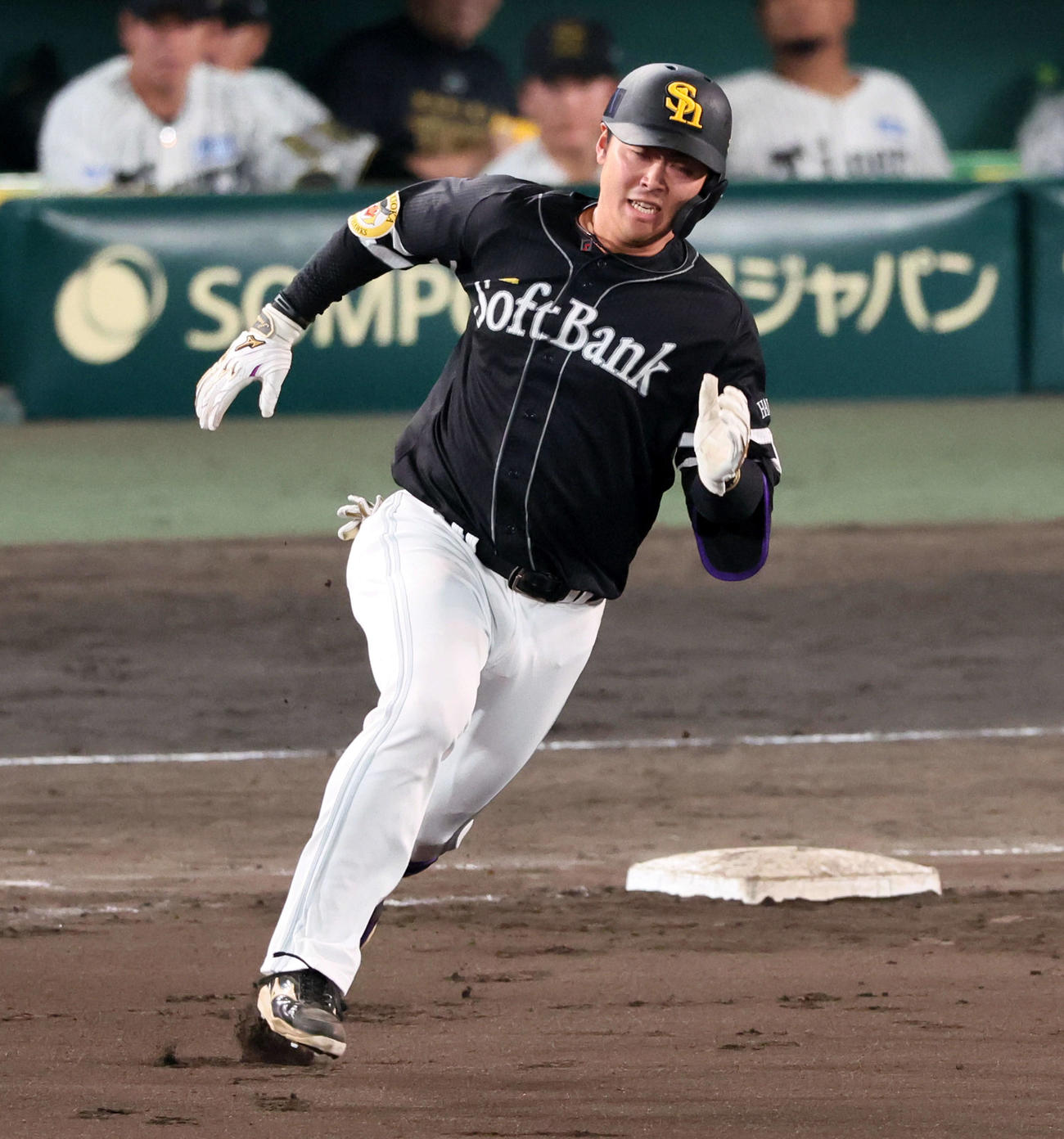 阪神対ソフトバンク　10回表ソフトバンク2死三塁、代打石塚は右越え適時二塁打を放つ（撮影・加藤哉）
