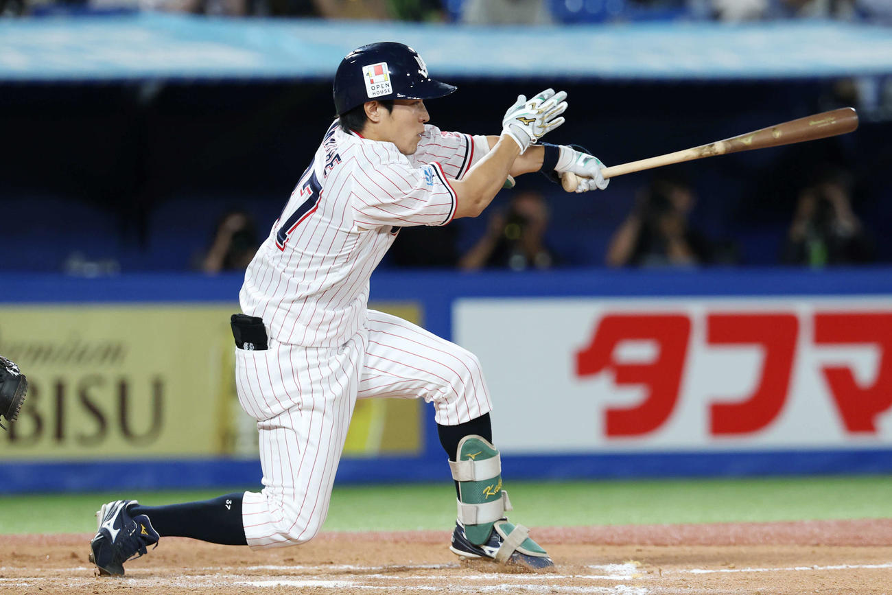 ヤクルト対オリックス　7回裏ヤクルト1死満塁、左前2点適時打を放つ代打山野辺（撮影・宮地輝）